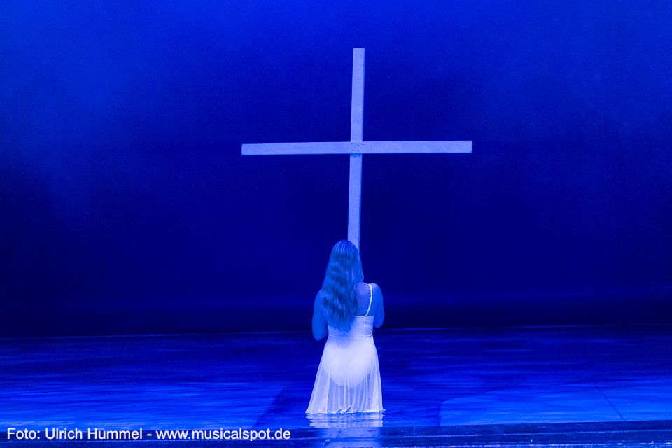 Gegen Alfred Eckbrecht Graf von Dürckheim-Montmartin wurde Anklage wegen Hochverrats erhoben, obwohl ihm die Proklamation Luitpolds zum Prinzregenten nicht mitgeteilt wurde, er sich also auch militärisch völlig korrekt verhalten hat, als er seinen König verteidigte. Zwei Tage nach Ludwigs Tod wurde er, auch auf Betreiben Bismarcks, wieder auf freien Fuß gesetzt. Später kann er seine militärische Karriere fortsetzen. ludwig musical fuessen 2018 246