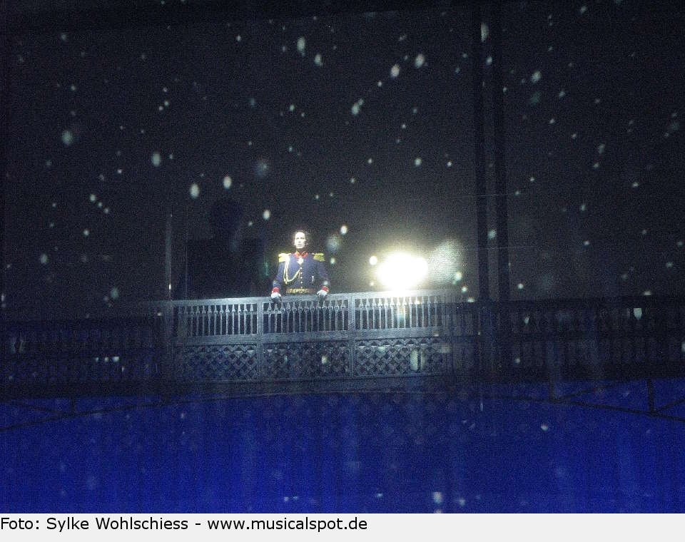 Aus dunklen Schatten taucht der König (Matthias Stockinger) auf... ludwig 02