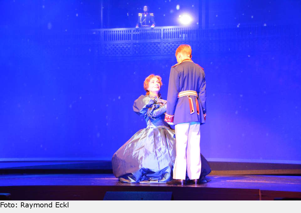 ...während im Vordergrund das Geschehen in chronologischer Reihenfolge erzählt wird. Sybille Meilhaus (Suzan Zeichner) ist nicht nur die Erzieherin des jungen Prinzen Ludwig (Nico Brade), sondern auch seine Vertraute und sein Halt. ludwig 03