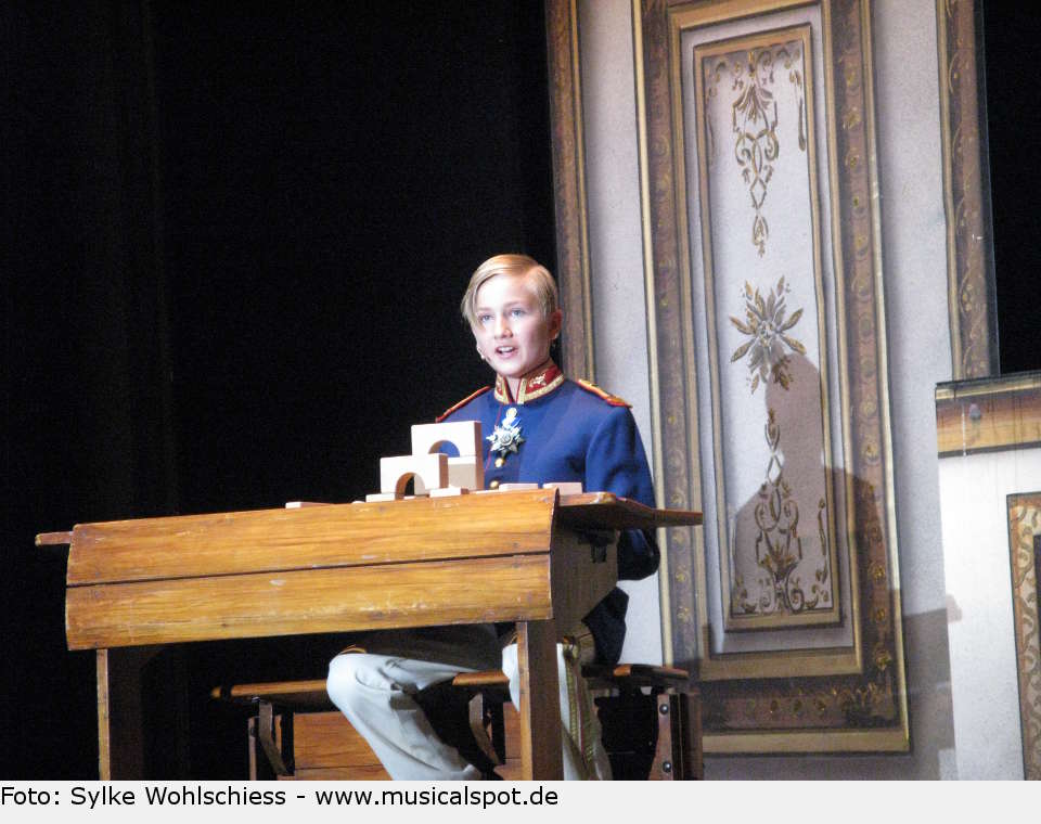 Die ersten Schlösser entstehen aus Bauklötzen. ludwig 04