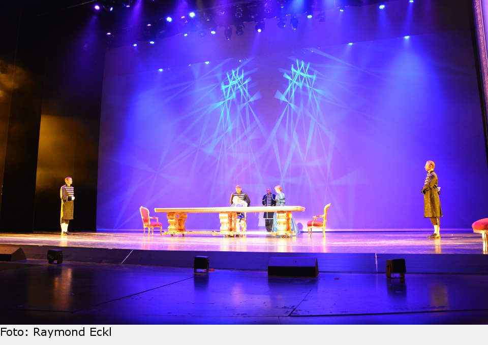 Essenszeit im Königshaus - aber von Harmonie ist nichts zu spüren. Im Gegenteil. ludwig 06