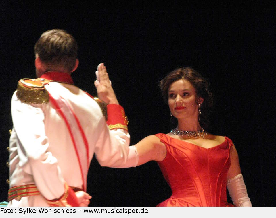 "Schau, dass'd zu deinem Franzl kommst" befiehlt Ludovika und Kaiserin Elisabeth (Anna Hofbauer) fügt sich den Worten ihrer Mutter und der Hofetikette. Viel lieber hätte sie weiter mit König Ludwig getanzt. ludwig 17