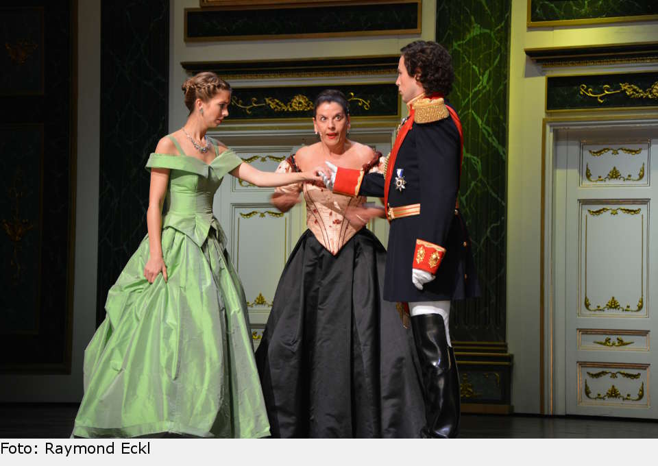 Ludovika (Marina Krauser) muss ein wenig nachhelfen, aber "so a fesches Paar, ihr könntet auf der Stelle heiraten" hört König Ludwig gar nicht gerne. ludwig 19