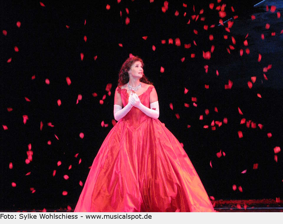 "Rosen ohne Dornen" - Sisi sehnt sich nach Freiheit. Anna Hofbauer interpretiert diese ergreifende Ballade mit sanfter Stimme. ludwig 23
