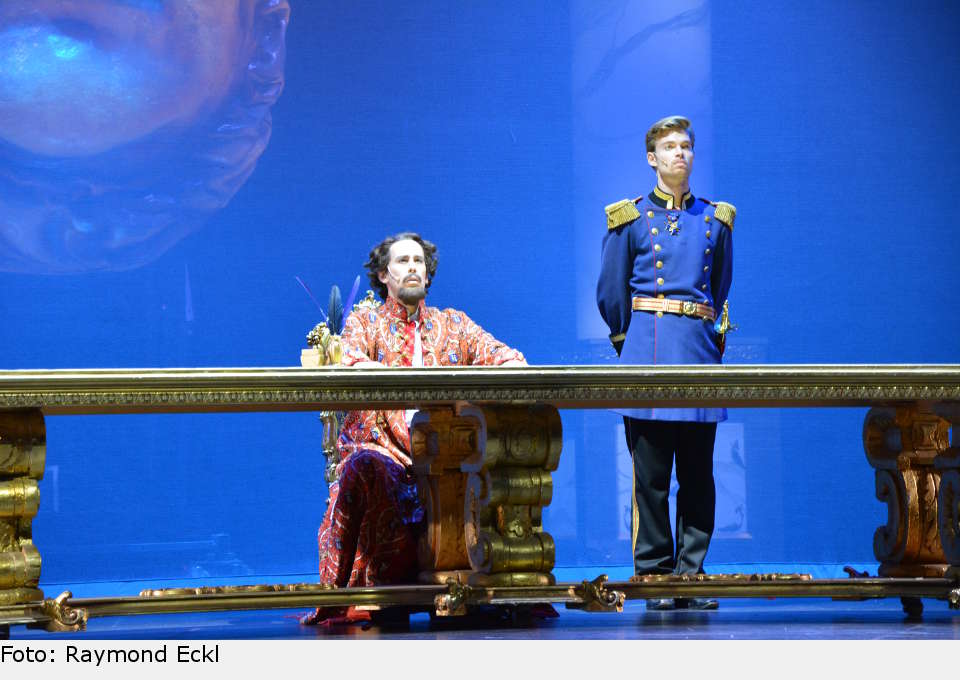 Es wird ernst - unterschreibt König Ludwig II. die Kriegserklärung? Sein Adjutant Graf Dürkheim (Oedo Kuipers) ist auf seiner Seite. ludwig 33