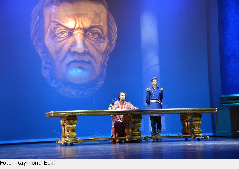 Ein überdimensionales Bildnis von Richard Wagner beherrscht die Szenerie. ludwig 34