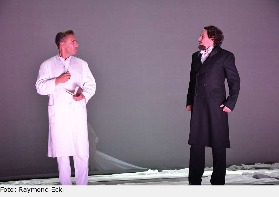 Dr. Gudden (Uwe Kröger) und König Ludwig II. (Matthias Stockinger): Der König besucht seinen Bruder Otto, der in Dr. Guddens Klinik behandelt wird. ludwig 35