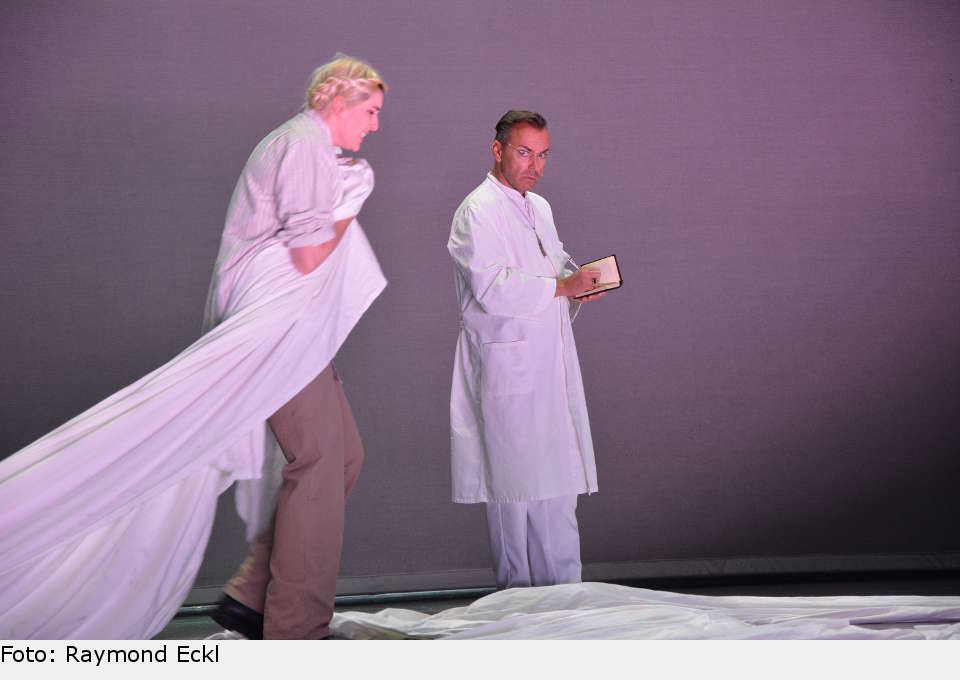 Die Psychologie ist eine junge Wissenschft - und Dr. Gudden geht neue Wege. Eine ausgesprochen beeindruckende Visualisierung der Irrwege der Seele gelingt Regisseur Benjamin Sahler in dieser Szene: Patienten schreiten über die Bühne und lassen dabei lange weiße Stoffbahnen fallen. ludwig 36