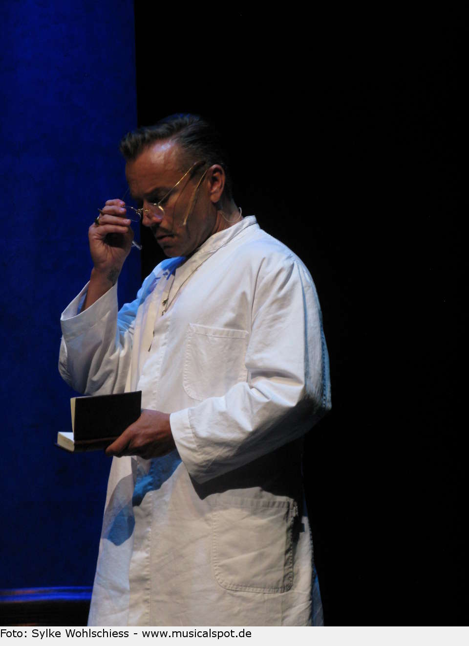 Dr. Gudden (Uwe Kröger) protokolliert mit wissenschaftlicher Genauigkeit alle Äußerungen und Verhaltensweisen seiner Patienten - später auch die des Königs. ludwig 37