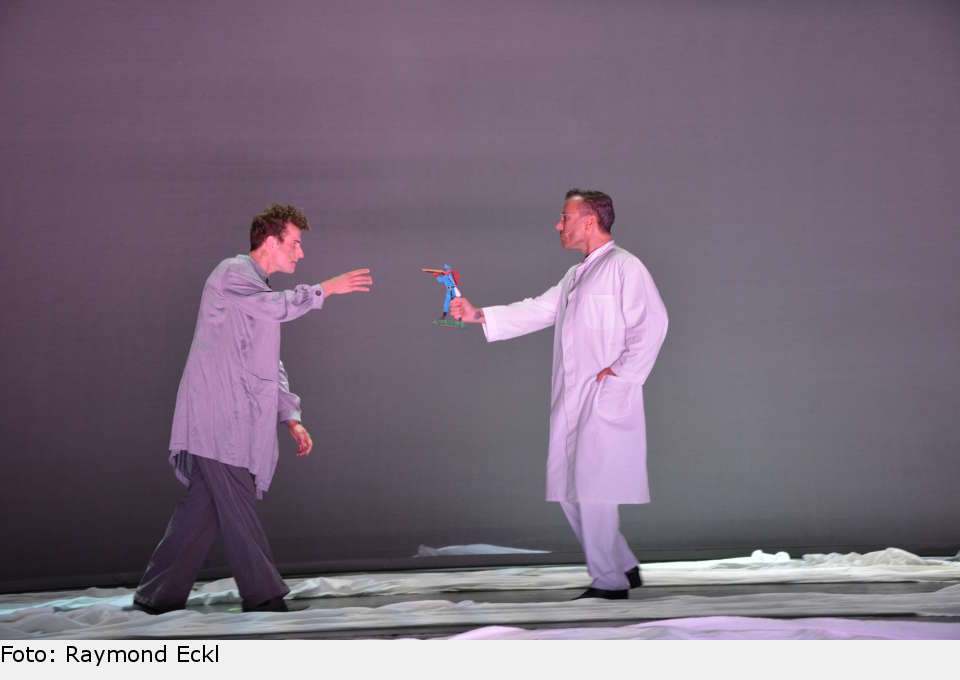 Der lichte Moment, den Otto beim Besuch seines Bruders hatte, ist vorbei. Otto sinkt zurück in die Abgründe seiner Seele, aus der ihn niemand befreien kann. "Die Nacht marschiert. Geht nie vorbei". Eine beklemmende Szene, überzeugend dargestellt von Julian Wejwar als Prinz Otto und Uwe Kröger als Dr. Gudden. ludwig 40