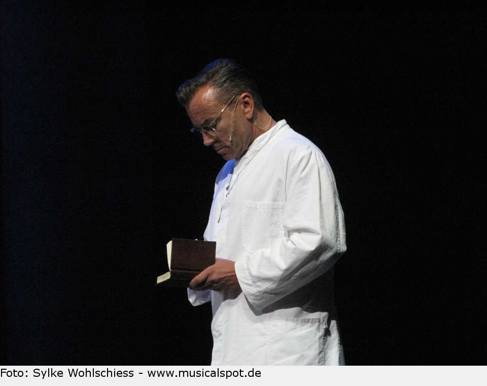 Dr. Gudden gilt als fortschrittlichster Psychiater seiner Zeit. Als einer der ersten sperrte er die psychisch kranken Menschen nicht einfach weg, sondern suchte nach echten Therapieansätzen. ludwig 41