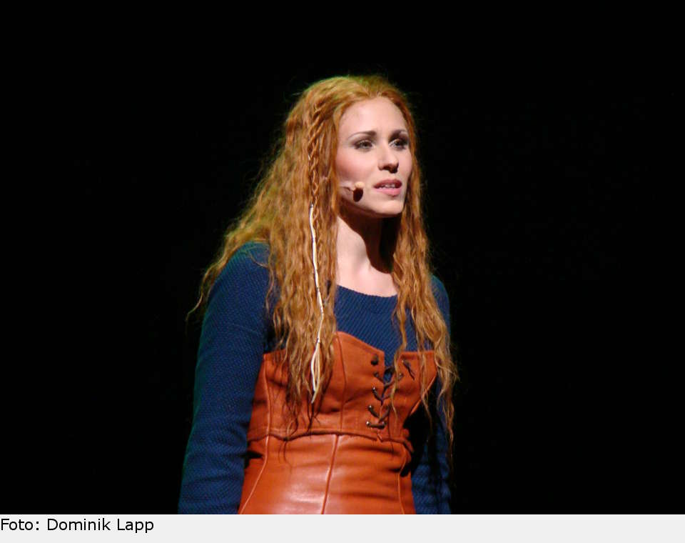 Auf der Reise nach Isfahan trifft Rob auf Mary Cullen (Sabrina Weckerlin), in die er sich verliebt. Mit dem Lied "Kilmarnock" besingt sie ihre Sehnsucht nach ihrer schottischen Heimat. der medicus 02