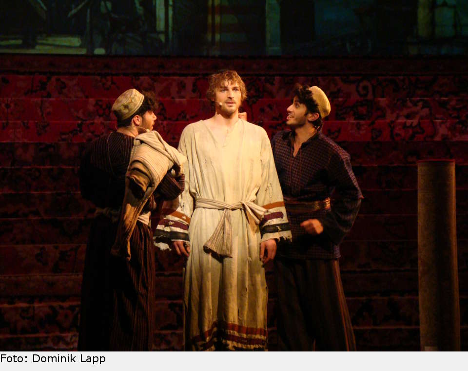 Nachdem er die Wüste durchquert hat, stößt Rob vor den Toren der Stadt Isfahan auf zwei geschwätzige Händler, Abdul und Hassan. der medicus 05