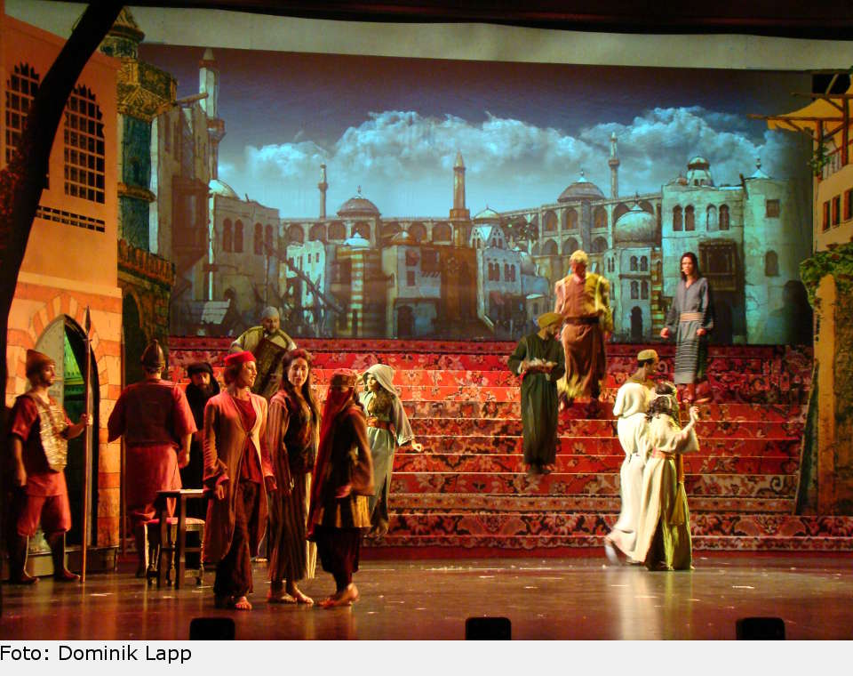 Isfahan-Stadt - vor den Toren der Madrassa. der medicus 06