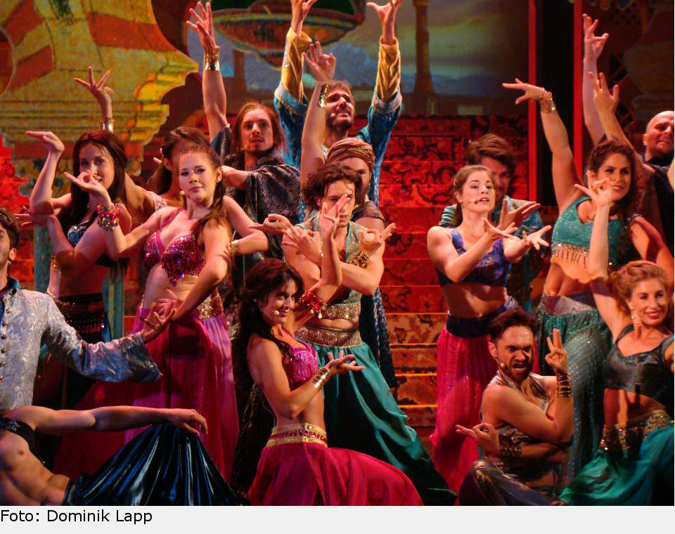 Tanz auf dem Maidan: „Der Medicus“, das Musical von Dennis Martin, ist auch 2019 wieder im Schlosstheater Fulda zu sehen. Im „Osternest“ von MusicalSpot.de liegen zwei Tickets. der medicus 11