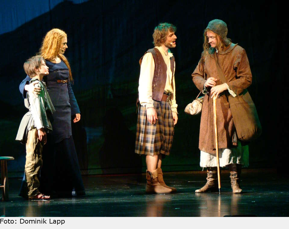 Rob und Mary leben nun in Schottland, wo sie wieder auf den Bader (Sebastian Lohse) treffen, der Robs erster Lehrer war. der medicus 24