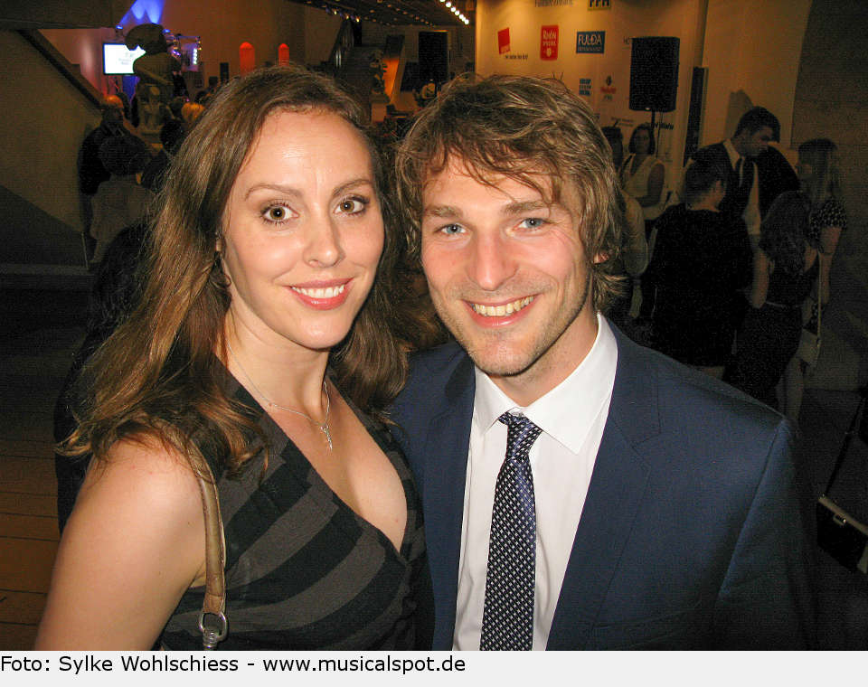 Da hat Rob Cole aber nicht Mary, sondern Fanny gefunden - Anna Thorén, die in der Spotlight-Produktion "Die Schatzinsel" als Fanny Osbourne zu sehen war, freut sich mit Friedrich Rau über die erfolgreiche Wiederaufnahme-Premiere. medicus premierenfeier anna thoren friedrich rau