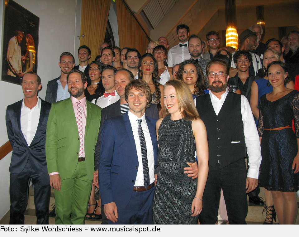 Die Cast der Wiederaufnahme-Premiere des Musicals "Der Medicus" freut sich über tosenden Applaus.. medicus premierenfeier cast 01