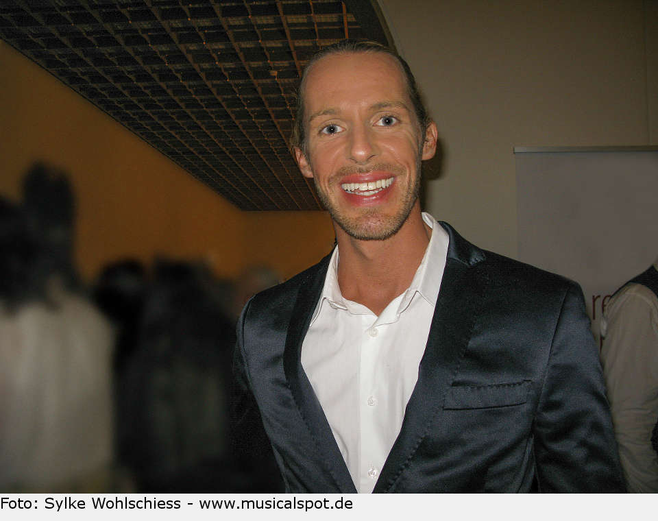 Christian Schöne war schon bei früheren Spotlight-Produktionen dabei, nun gehört er als alternierende Besetzung des Karim/Schah zur "Medicus"-Cast. Seine Spieltermine finden sich unter www.christianschoene.de. medicus premierenfeier christian schoene