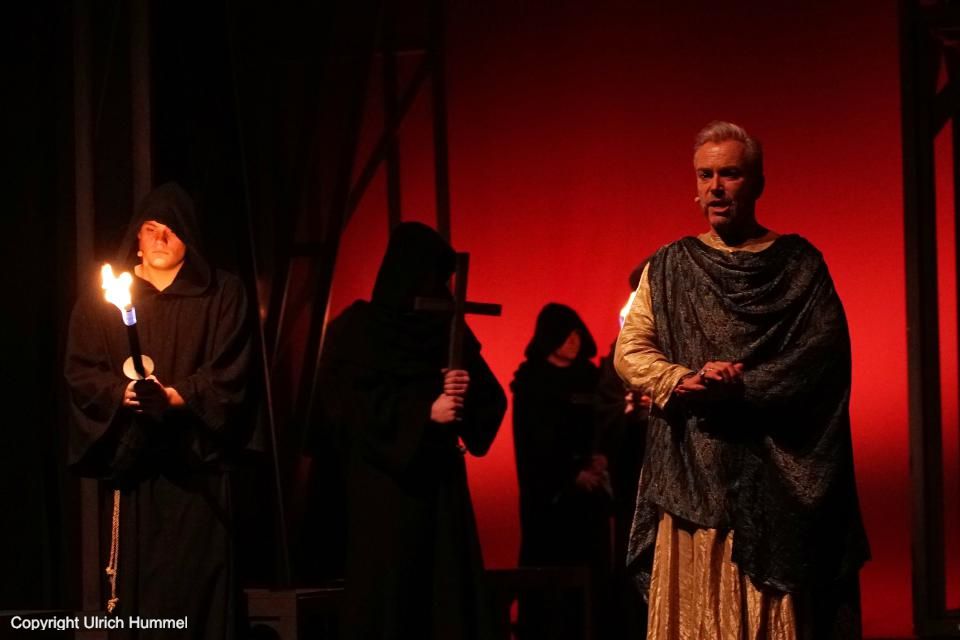 'Ich verkünde Euch große Freude: Habemus papam. Wir haben einen Papst.' Mit einer Rückblende beginnt die Geschichte um Johanna, deren wechselvoller Lebensweg sie bis zum höchsten Kirchenamt führt. paepstin musical stuttgart 001