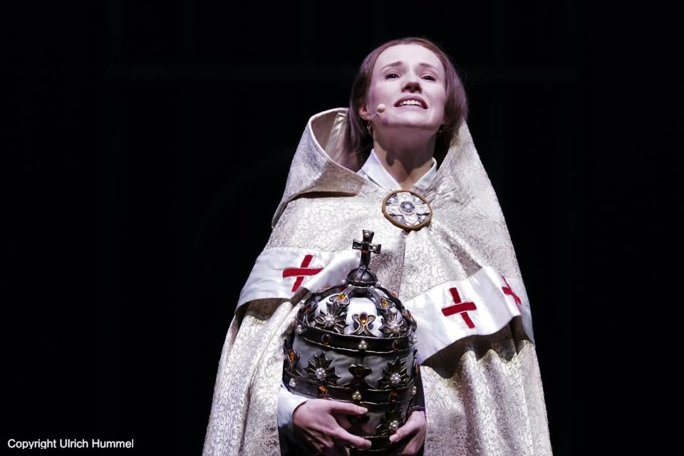 Anna Hofbauer als Päpstin Johanna. paepstin musical stuttgart 156