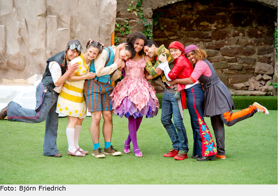 Die "Peter Pan" Cast der Clingenburg Festspiele, u.a. Franziska Lißmeier als Wendy (2.v.l.) und Patrick Miller als John (3.v.l.) peterpan 04