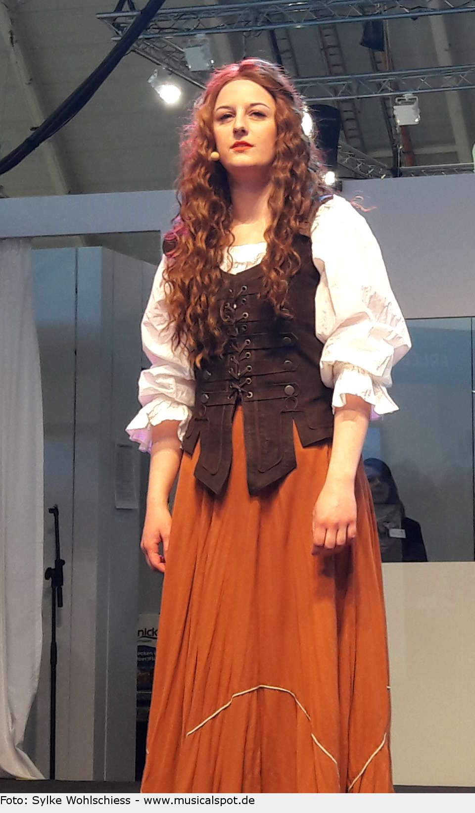 Irland im späten 16. Jahrhundert: Der irische O’Malley-Clan überfällt englische Handelsschiffe, aus Protest gegen die Besetzung des Landes durch die Truppen der englischen Königin Elisabeth I. Nach dem Tod des Anführers Dubhdara führt dessen Tochter Grace die zerstrittenen Clans zum gemeinsamen Kampf gegen die englischen Besatzer. pirate queen 01