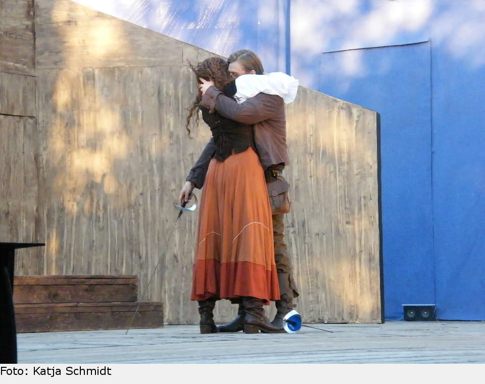 Grace, in irischer Sprache Grania, ist die Tochter des Clanführers der O’Malleys. Sie ist nicht gerade die typische Frau ihrer Zeit, sondern das 'Kämpfen und Klettern liegt ihr im Blut'. Auch mit ihrer Jugendliebe Tiernan liefert sie sich gerne das eine oder andere spielerische Gefecht. the pirate queen 01