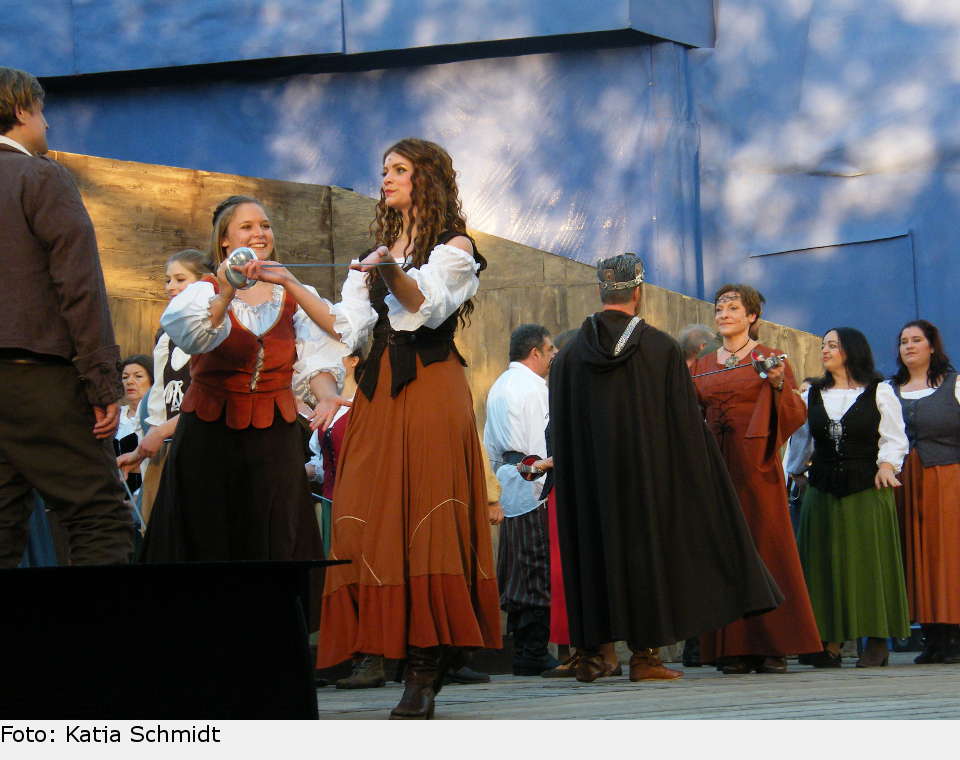 Das neue Schiff wird auf den Namen 'Pirate Queen' getauft, die erste der vielen bunten, temporeichen Ensembleszenen, die die engagierten Laiendarsteller unter Regie von Michael Hartusch, Angelika Ambacher und Stefanie Hartusch sehr überzeugend und schwungvoll auf die Drehbühne im Theater unter den Kuppeln bringen. the pirate queen 03