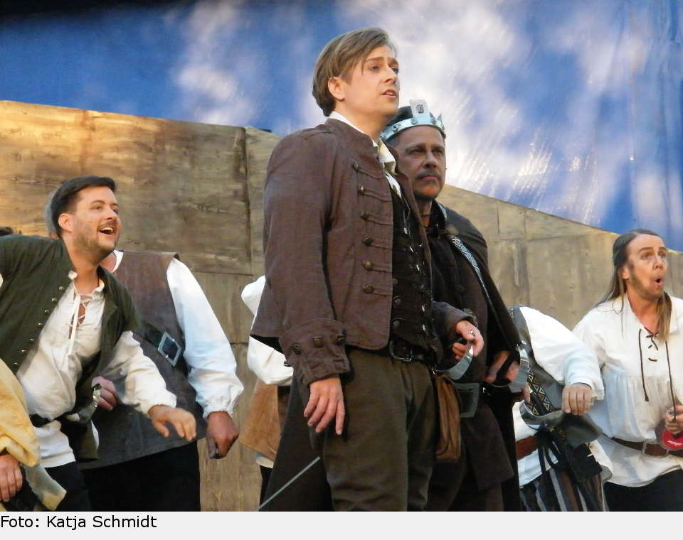 Matthias Tränkle spielt Graces große Liebe Tiernan und zeigt sich gewohnt stimm- und ausdrucksstark. Seine Leistung erreicht Profiniveau. the pirate queen 04