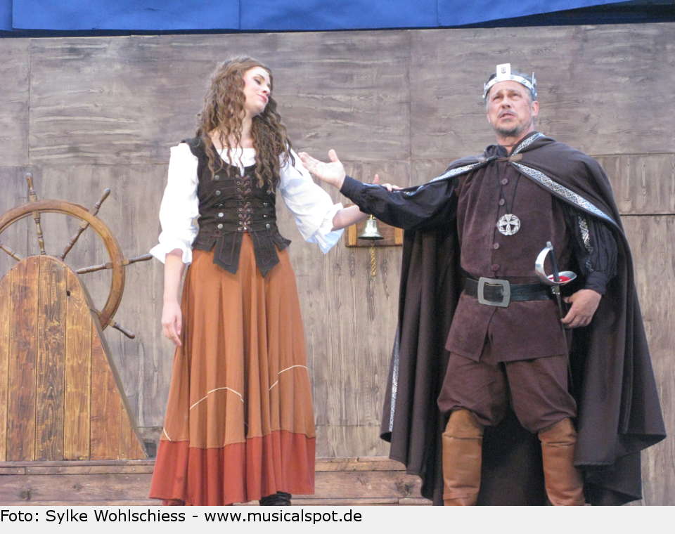 Zu gerne möchte Grace mitsegeln, aber 'eine Frau an Bord – das geht nicht'. Ihr Vater Dubdhara schickt sie mit den anderen Frauen zurück an Land. Grace jedoch verkleidet sich als Schiffsjunge und bleibt. the pirate queen 05