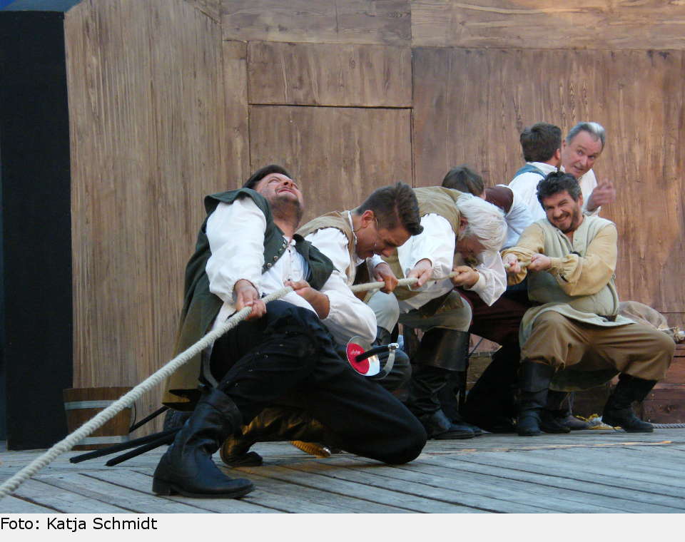 Die Mannschaft hat alle Hände voll zu tun, das Schiff heil durch das Unwetter zu bringen. Grace trägt ihren Anteil bei, aber ihre Tarnung fliegt auf. the pirate queen 07