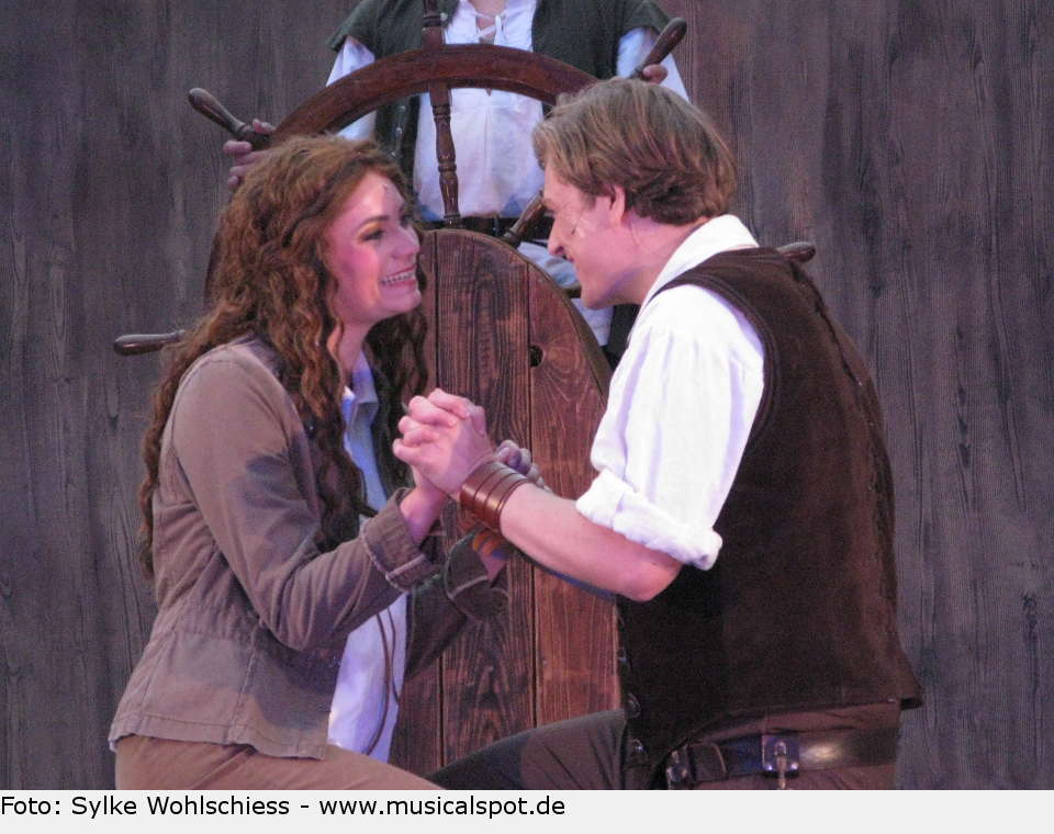 Die beiden verloben sich heimlich. Das wunderschöne Duett 'Seit heute Nacht' singen Katharina Nicolaus und Matthias Tränkle mit Hingabe. the pirate queen 10