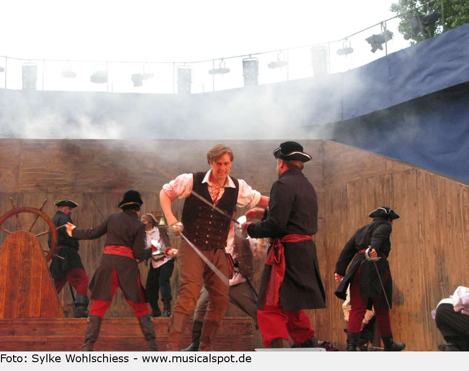 Das Idyll endet abrupt: Die 'Pirate Queen' trifft auf ein englisches Kriegsschiff. Es kommt zum Kampf. the pirate queen 11