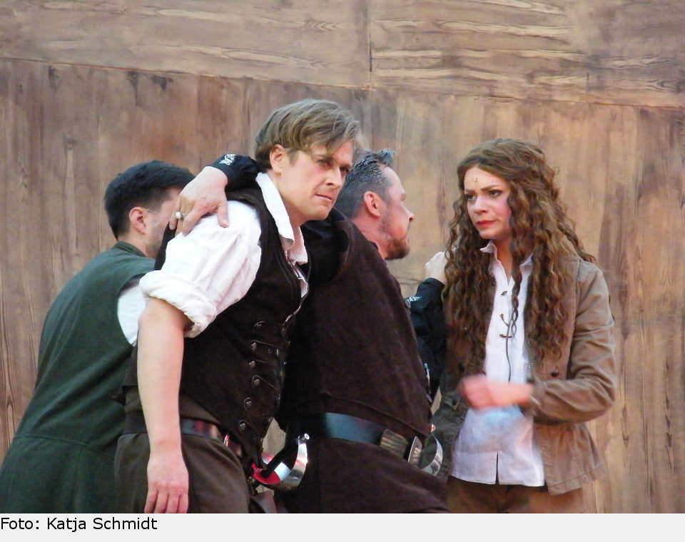 Dubdhara wird verwundet. Grace rettet ihn. Er erkennt, welche Fähigkeiten in seiner Tochter stecken und macht sie zur gleichberechtigten Anführerin. the pirate queen 13