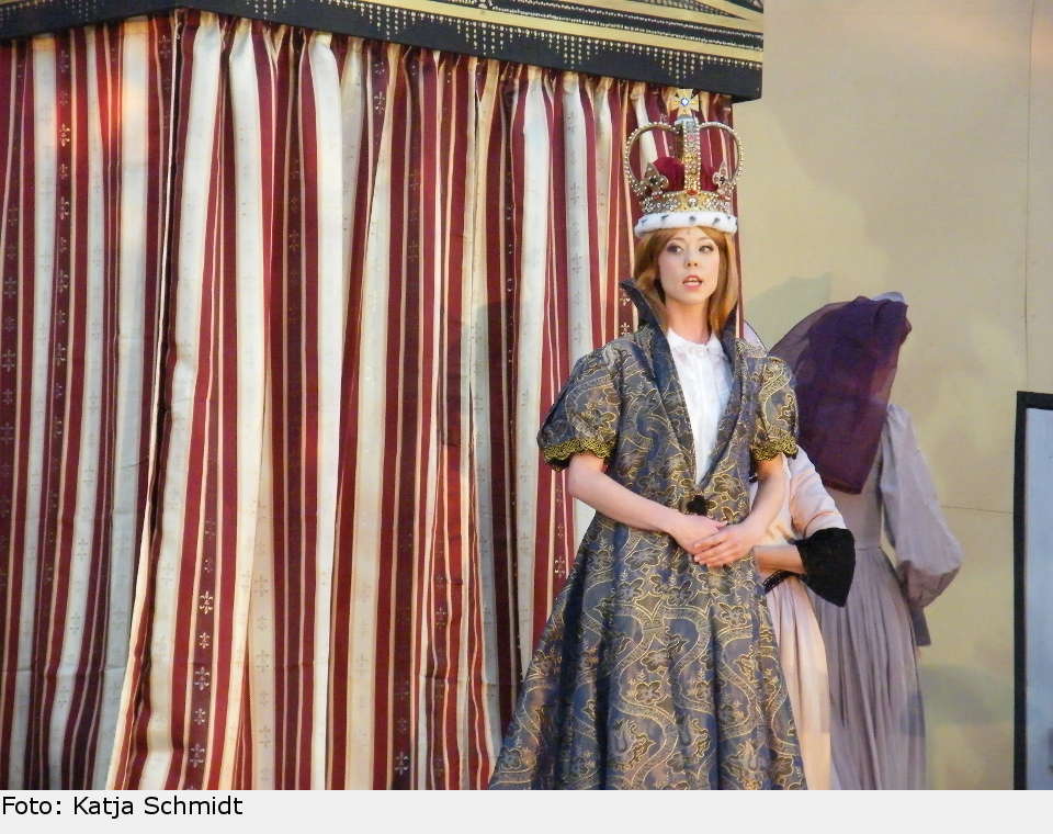 Während dessen besteigt nach dem Tod ihres Vaters Heinrich VIII. nun Elisabeth I. (Marleen Reimann) den englischen Thron. Ganz ähnlich wie Grace muss auch Elisabeth I. sich die Anerkennung ihrer Position erkämpfen. Sie wird als 'The Virgin Queen' bekannt, die Königin, die keinem Gatten, sondern nur ihrem Land angehörte. the pirate queen 14