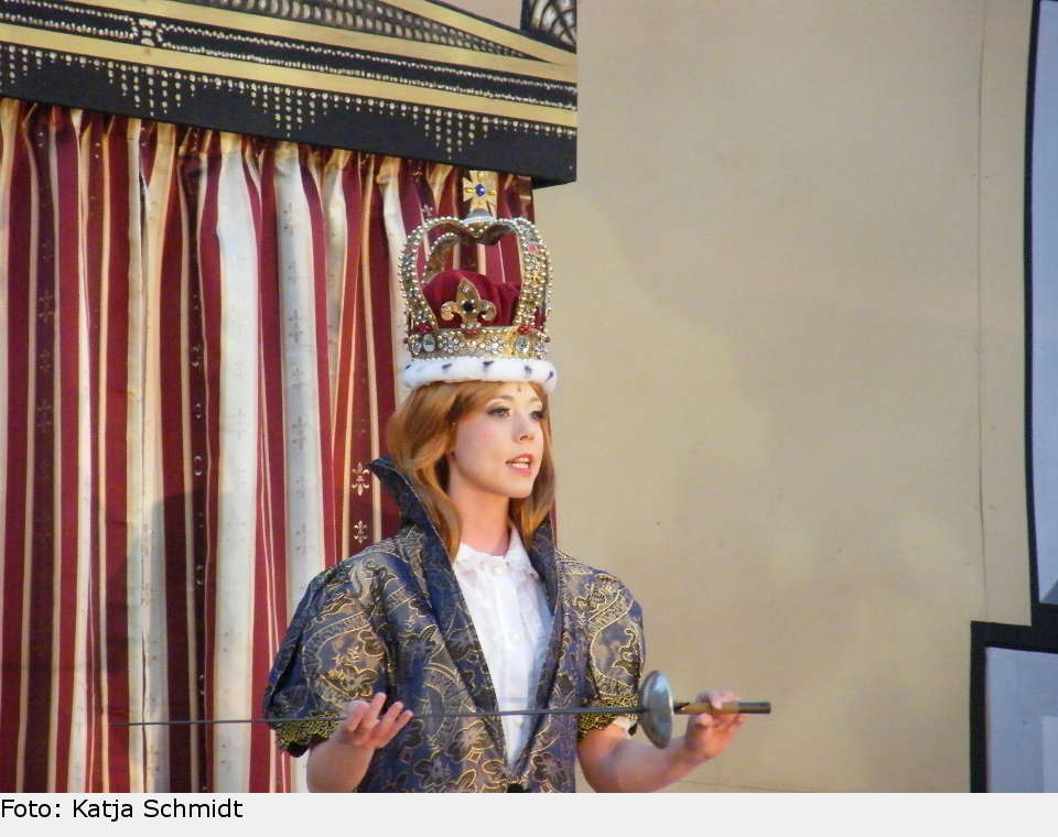 Richard Bingham, der Berater der Königin, berichtet ihr von den ständigen Angriffen der rebellischen Iren, die unter der Flagge der 'Pirate Queen' segeln und von einer Frau geführt werden. 'Der Führer dieser Anarchie ist eine Sie.' Elisabeth I. erhebt Bingham in den Stand eines Lords und setzt ihn als Gouverneur in Irland ein. Er soll diese Piratenkönigin zur Strecke bringen. the pirate queen 17