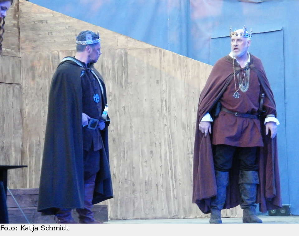 In Irland setzt Dubdhara auf den Versuch, die irischen Clans im Kampf gegen die englischen Besatzer zu einen. Sein bisheriger Rivale Hugh O'Flaherty plädiert für eine Verbindung der Clans: 'Du hast eine Tochter und ich einen Sohn.' the pirate queen 18