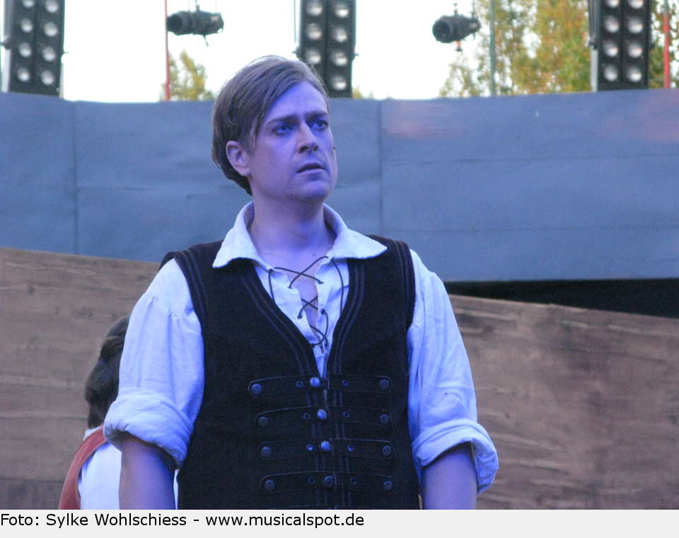 Tiernan kann nicht fassen, was er hört. the pirate queen 19