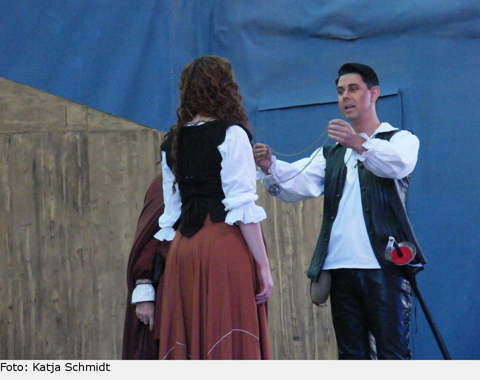 Auch Grace sträubt sich zunächst. Doch dann fügt sie sich – wenn auch mit großem Widerwillen – der Vereinbarung der Väter. Für die Chance auf ein freies Irland verzichtet sie auf ihr privates Glück und stimmt der Zweckheirat mit Donal O'Flaherty zu. Donal überreicht ihr das Wappen seines Clans. the pirate queen 20