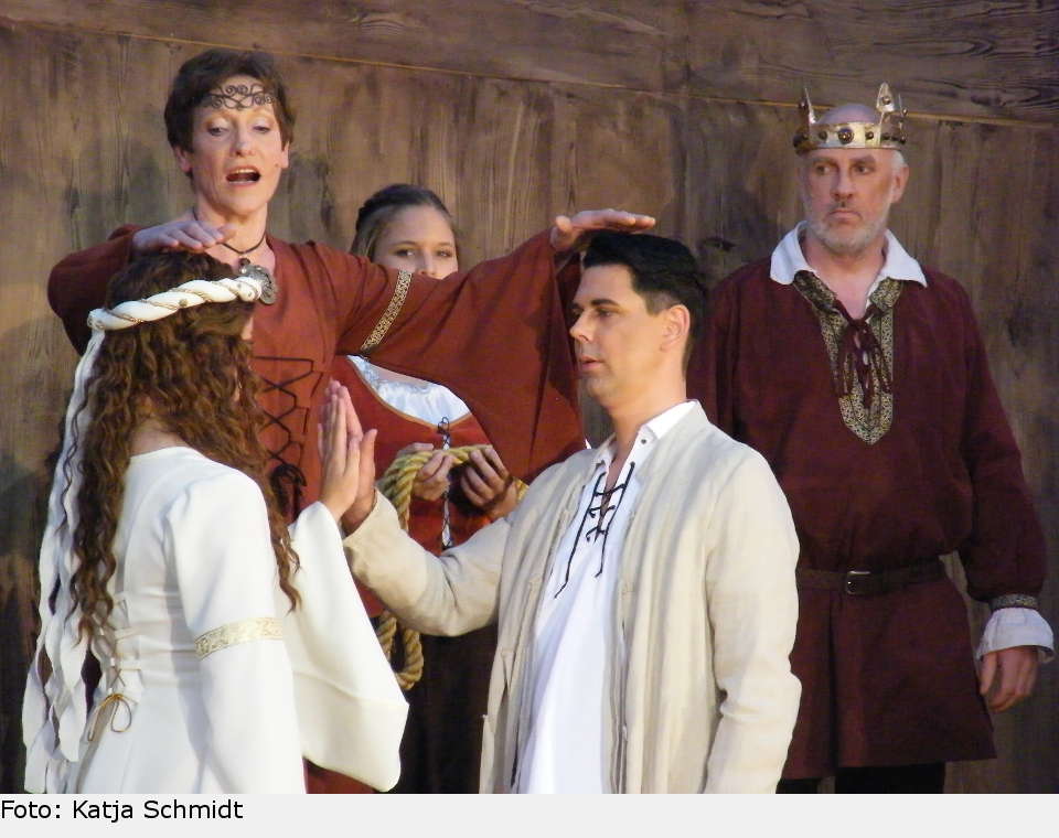 Die irische Hochzeitszeremonie erlaubt beiden, die Verbindung vor Ablauf einer dreijährigen Frist zu lösen. 'Tut das nicht leichtfertig' mahnt Donals Vater Hugh. the pirate queen 23