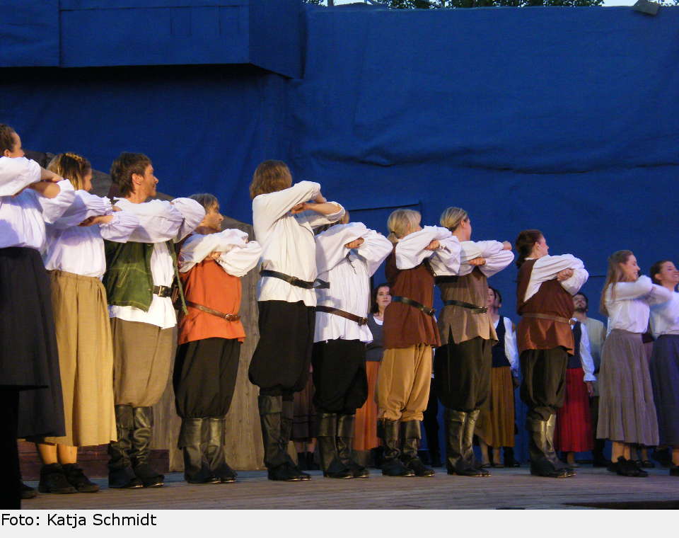 Während beide Clans ein fröhliches Hochzeitsfest feiern… the pirate queen 25