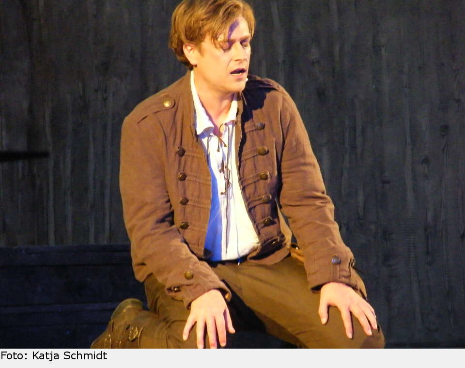 … sitzt Tiernan abseits und beklagt den Verlust seiner großen Liebe. Doch er schwört ihr, trotz allem immer an ihrer Seite zu sein. Die Ballade 'Ich bleib hier' ist einer der ergreifendsten Momente im Musical 'The Pirate Queen' und wird von Matthias Tränkle grandios interpretiert. the pirate queen 26