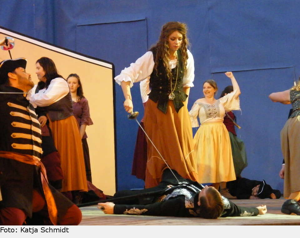 Mit weiblichen Reizen und spitzen Degen zwingen die Frauen die Angreifer in die Knie. Grace tötet Bingham jedoch nicht, sondern lässt ihn gehen. 'Sag deiner Königin, dass Du von einer Frau geschlagen wurdest.' the pirate queen 28