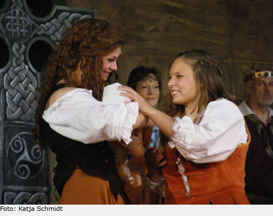 Kaum ist der Sohn von Donal und Grace geboren, steht seine Mutter schon wieder kämpfend auf dem Schlachtfeld. Nicht so der feige Vater. Der verlässt sich da lieber auf Tiernan. Dies bringt für Grace das Fass endgültig zum Überlaufen. Sie sagt sich von Donal los. the pirate queen 32