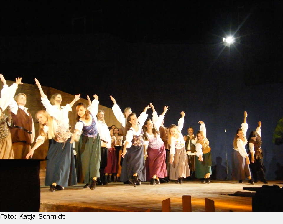 Die Clans feiern ein fröhliches Tauffest… the pirate queen 34