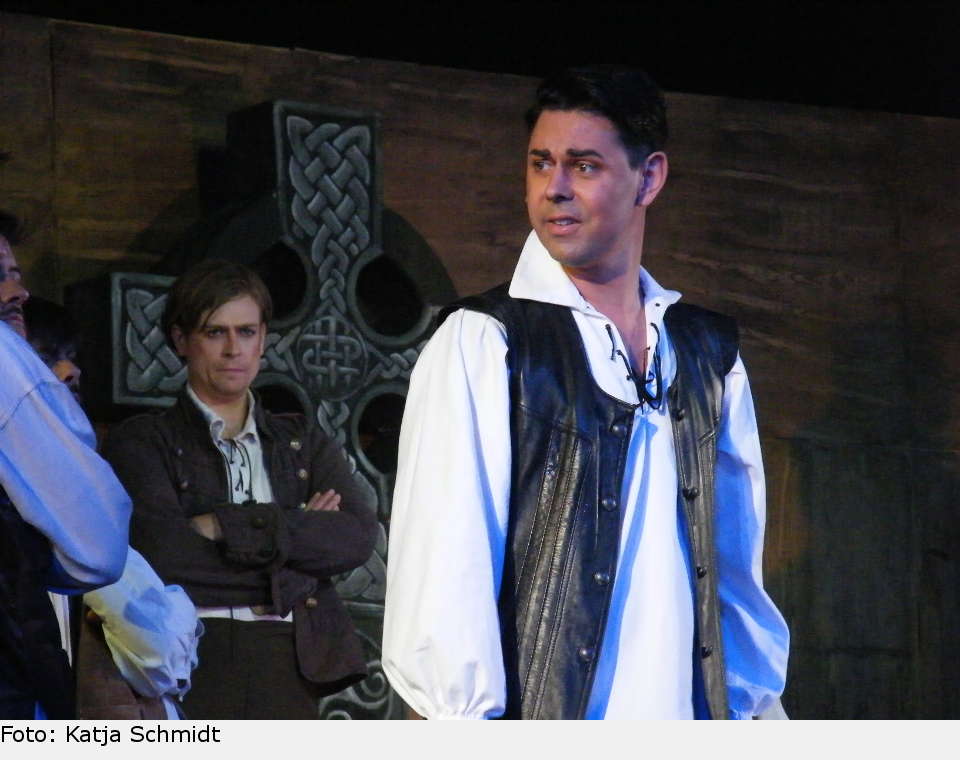 Da taucht unerwartet Donal auf der Feier auf und gibt sich zerknirscht. Tiernan bleibt skeptisch, aber Grace lässt sich erweichen und gestattet Donal zu bleiben. Doch der führt Böses im Schilde. Er nutzt die Unaufmerksamkeit der feiernden Clanmitglieder und öffent den feindlichen Engländern Tür und Tor. Grace wird gefangen genommen. the pirate queen 36