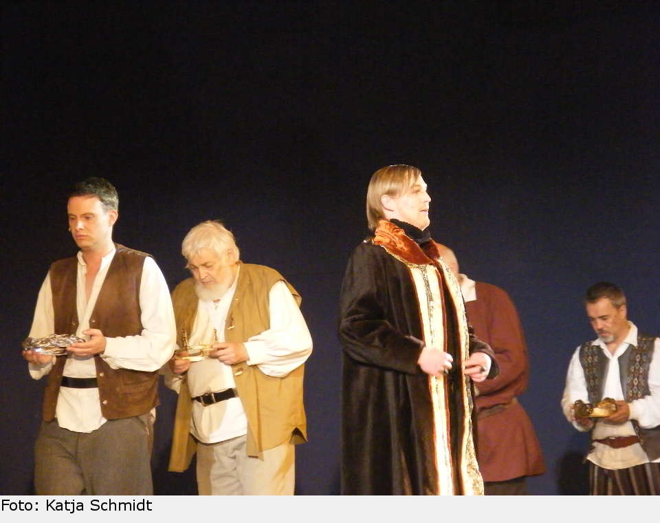 Die irischen Clanführer ergeben sich und legen ihre Kronen der Queen zu Füßen. Mit ihnen kommt auch Tiernan nach England und bietet sich selbst im Tausch gegen Grace' Freiheit an. Königin Elisabeth I. entspricht seinem Wunsch. the pirate queen 37