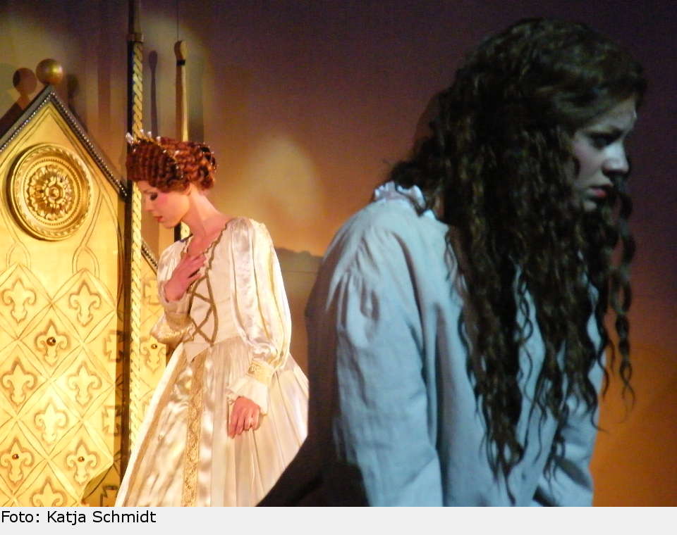 Mit der Powerballade 'She Who Has All' erkennen sich Grace und die Königin gegenseitig als starke, unabhängige Frauen. the pirate queen 38