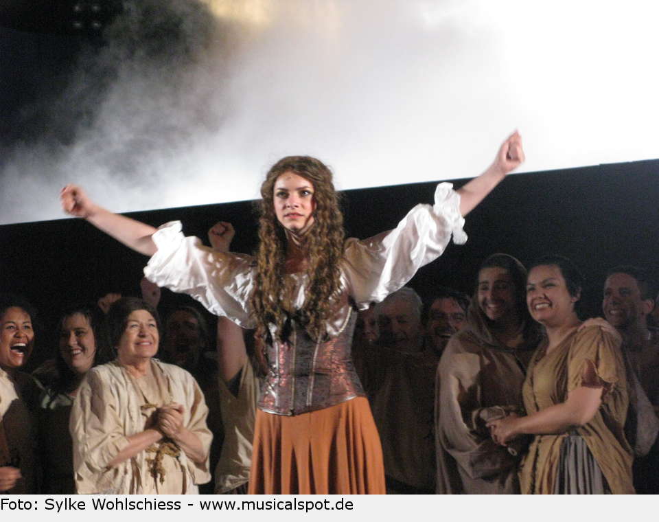 Grace wird von der Königin begnadigt und steht endlich wieder am Ruder ihres Schiffes. Sie setzt Kurs Richtung Heimat. the pirate queen 39